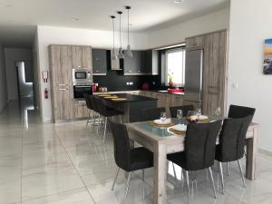 Кухня или мини-кухня в Penthouse in Marsaxlokk with panoramic views: 3 bedrooms, 2 baths
