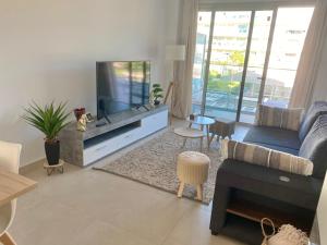 Televízia a/alebo spoločenská miestnosť v ubytovaní Apartamento playa y club náutico a 150m