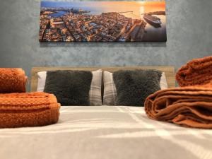 Кровать или кровати в номере Penthouse in Marsaxlokk with panoramic views: 3 bedrooms, 2 baths