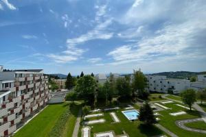 een luchtzicht op een park met bomen en gebouwen bij PENTHOUSE mitten im BAYERISCHEN WALD +NETFLIX +AUSSICHT = SUPER COZY in Sankt Englmar