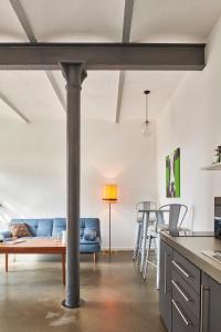 uma sala de estar com um sofá azul e uma mesa em re~barn - Modern Country Stay em Essel