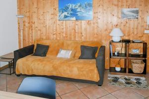 een woonkamer met een bank en een tafel bij Flat Near The Slopes Chamonix Mont Blanc in Chamonix-Mont-Blanc
