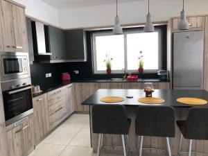 Кухня или мини-кухня в Penthouse in Marsaxlokk with panoramic views: 3 bedrooms, 2 baths
