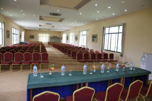 A área empresarial e/ ou a sala de conferências de Chitwan Paradise Hotel
