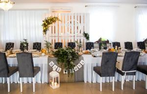 jadalnia z białym stołem i krzesłami w obiekcie Dwór Niemierzyce w mieście Granowo