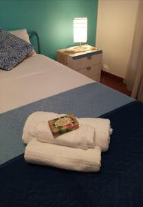 ein Schlafzimmer mit einem Bett mit Handtüchern darauf in der Unterkunft Casa Rosamarina in Mondello