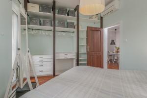 Giường tầng trong phòng chung tại Flamingo Flat /Two-bedroom with Balcony\
