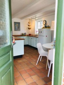 馬斯塔爾的住宿－Færgestræde 45，厨房配有桌子和白色冰箱。