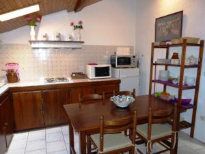 Køkken eller tekøkken på Chibau Berria-Aperçu mer et montagne à côté de la plage + 2 billeder