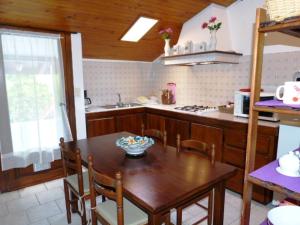 cocina con mesa de madera, mesa y sillas en Chibau Berria-Aperçu mer et montagne à côté de la plage en Saint-Jean-de-Luz