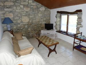 un soggiorno con divano e parete in pietra di Chibau Berria-Aperçu mer et montagne à côté de la plage a Saint-Jean-de-Luz