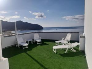 a balcony with chairs and a view of the ocean at La Gomera in Gran Tarajal