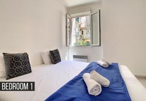 een slaapkamer met een bed met handdoeken erop bij Nestor&Jeeves - URBAN SUN - Central - Very close sea and pedestrian zone in Nice