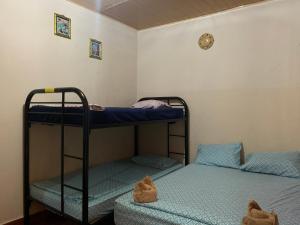 Zimmer mit 2 Etagenbetten in einem Zimmer in der Unterkunft !QUE TUANIS! in Guanacaste