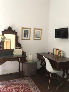 Televiisor ja/või meelelahutuskeskus majutusasutuses Ortigia Twin Rooms