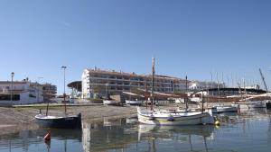 un groupe de bateaux assis à l'eau dans l'établissement Apartaments Club Nautic L'Escala, à L'Escala