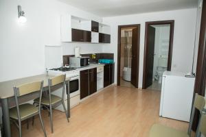 a kitchen with a counter and a table with chairs at Vile Mamaia Nord in Mamaia Sat/Năvodari