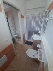 un bagno con wc, lavandino e doccia di Locanda Adele a Parghelia Altre 29 foto