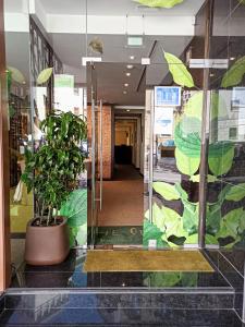 リスボンにあるThe Leaf Boutique Hotel Lisbonの植物が入った窓のあるロビー