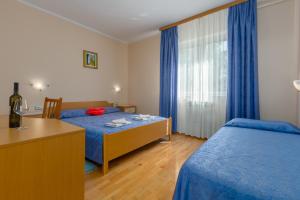 Ein Bett oder Betten in einem Zimmer der Unterkunft Apartments Maria