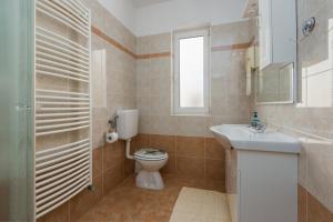 Ein Badezimmer in der Unterkunft Apartments Maria