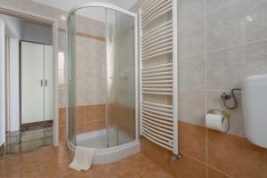 ein Badezimmer mit Dusche mit Glastür in der Unterkunft Apartments Maria in Poreč + 37 Fotos