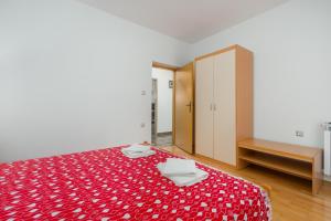 Ein Bett oder Betten in einem Zimmer der Unterkunft Apartments Maria