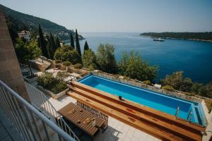 een zwembad met uitzicht op het water bij Villa Paulina in Dubrovnik