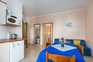 eine Küche und ein Esszimmer mit einem blauen Tisch in der Unterkunft Apartments Maria in Poreč