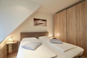 a bedroom with two twin beds in a attic at Parkoase 3, Maisonette Wohnung mit Balkon in Wangerooge