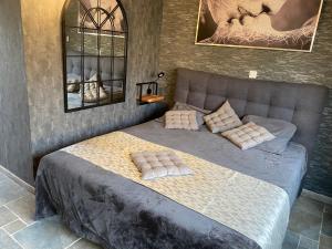 Un pat sau paturi într-o cameră la HOTEL NATURE LE LOFT