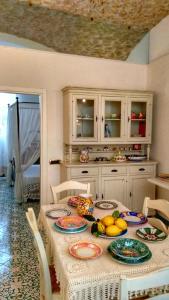 uma cozinha com uma mesa com pratos de comida em Il Limoneto degli Angeli em Minori