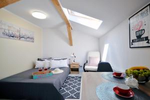 a bedroom with a bed and a table with a bowl of fruit at Plaża Apartament in Ustronie Morskie