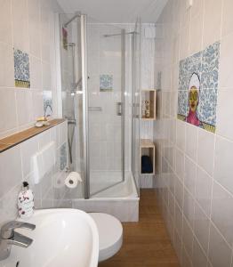 ein Bad mit einem Waschbecken, einer Dusche und einem WC in der Unterkunft Schorn³ Appartements in Zell an der Mosel