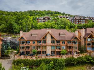 Photo de la galerie de l'établissement Altitude Ski Inout 3 Bdrs W Sauna And Hot Tub, à Mont-Tremblant