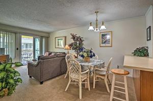 uma sala de estar com uma mesa e cadeiras e um sofá em Coastal Condo with Pool Access - Walk To Beach! em Isle of Palms