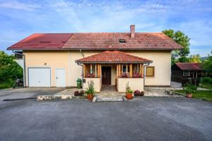 a small white house with a red roof at Guesthouse Mirko Hodak in Seliste Dreznicko