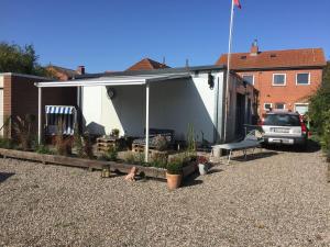 a garage with a car parked in a parking lot at Zur-Alten-Volksbank in Petersdorf auf Fehmarn