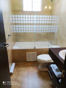 Koupelna v ubytování Misuitehotel La Carolina Quito + 37 fotografií