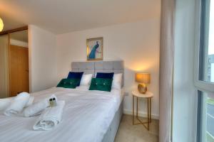 Кровать или кровати в номере Executive Oakgrove Apartment by PAY AS U STAY