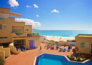 Výhľad na bazén v ubytovaní Apartamentos Fuerteventura Sol alebo v jeho blízkosti