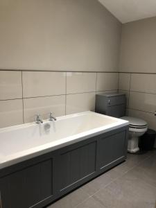 Kylpyhuone majoituspaikassa Newly Converted Luxury Barn With Private Hot Tub
