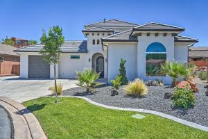 ein Haus mit einer Gartengestaltung davor in der Unterkunft Luxury Desert Hideaway Explore National Parks! in Washington