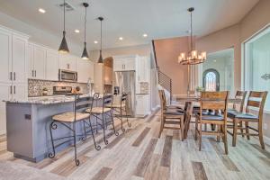 eine Küche und ein Esszimmer mit Tisch und Stühlen in der Unterkunft Luxury Desert Hideaway Explore National Parks! in Washington