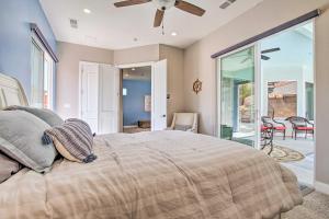 ein Schlafzimmer mit einem großen Bett und einem Deckenventilator in der Unterkunft Luxury Desert Hideaway Explore National Parks! in Washington + 23 Fotos