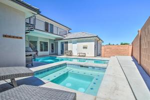 ein Swimmingpool im Hinterhof eines Hauses in der Unterkunft Luxury Desert Hideaway Explore National Parks! in Washington
