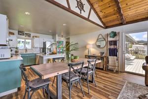 Köök või kööginurk majutusasutuses Irish Beach Cottage with Beach Access and Ocean Views