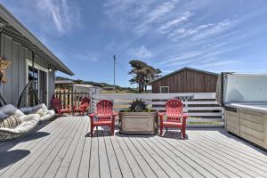 Rõdu või terrass majutusasutuses Irish Beach Cottage with Beach Access and Ocean Views