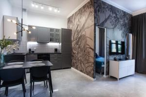 a kitchen with a table and chairs in a room at Trzy Gracje Monte Cassino Apartament Sopot in Sopot