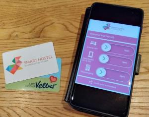 ein Handy mit einer Kreditkarte daneben in der Unterkunft Smart Hostel by Landgasthof Velber 24h7d in Hannover